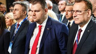 Делян Пеевски и Джевдет Чакъров бяха посрещнати с бурни аплодисменти в залата