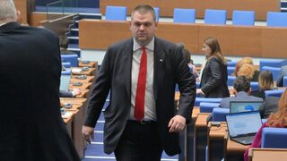 Пеевски чака извинение на Петков, изпрати до медиите списък на хората на ДПС в регулаторите