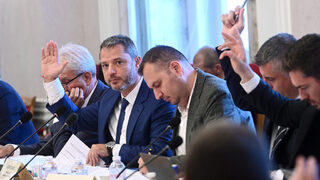 Запис показва как депутати се наговарят да надхитрят партньорите си, за да прескочат изпълнителната власт