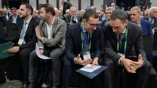 Кметове разпитваха Асен Василев за децентрализацията, санирането, уличното осветление