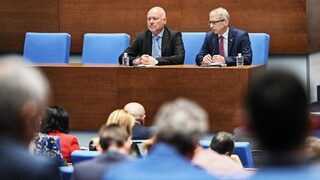 Денков и Тагарев увериха депутатите, че не се обсъжда изпращане на войски в Украйна