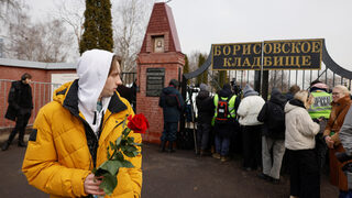 Гробището не е затворено, заявиха властите