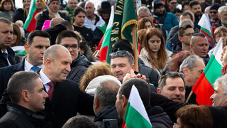 Президентът благодари на дошлите на <span class="highlight">Шипка</span>, че са опазили националния празник