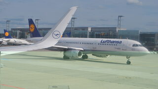 Всички полети на <span class="highlight">Lufthansa</span> до и от Франкфурт и Мюнхен са отменени и утре