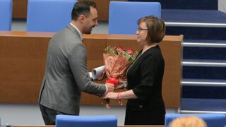 Снимка на деня: Осмомартенско настроение в Народното събрание