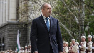 Президентът обвини политиците зад управлението в двуличие по повод разногласията преди ротацията