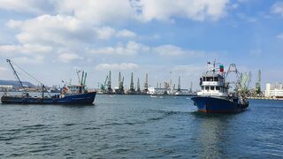 Рибари превзеха варненското пристанище с искане за узаконяване на стоянките им