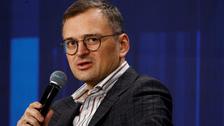 Дмитро Кулеба: <span class="highlight">Знамето</span> ни е синьо-жълто, бял флаг не издигаме