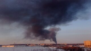 Десетки дронове отново атакуваха Русия, гори рафинерия на "<span class="highlight">Роснефт</span>"