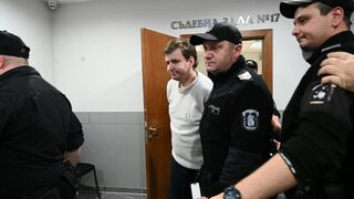Задържаният за заплахи мъж, познат като <span class="highlight">Червения</span> <span class="highlight">пират</span>, беше пуснат от ареста