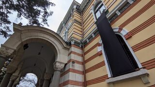 Над Синодалната палата и "<span class="highlight">Свети</span> <span class="highlight">Александър</span> <span class="highlight">Невски</span>" са спуснати черни знамена