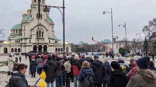 Дълга опашка има пред катедралния храм