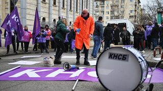 Служители в метрото протестират срещу неравностойно увеличение на заплатите
