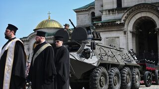 Ковчегът се пренася на лафет, теглен от военна машина