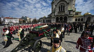 Литийно шествие изпрати патриарх Неофит до църквата "Св.Неделя", където ще е гробът му (видео)