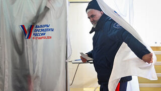 Със заплаха за 8 г. затвор Русия пресича палежите на бюлетини от избирателите
