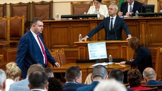 "Киселина, която разяжда". Защо български политици говорят цинично