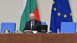 Депутатите заседаваха в очакване на развръзка за първия мандат