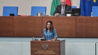 "Има такъв народ" сравни "Продължаваме промяната - Демократична България" с <span class="highlight">тумор</span>