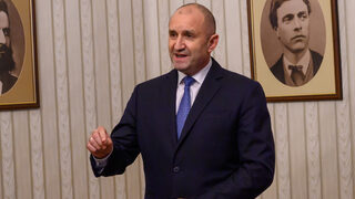 Радев смъмри "Продължаваме промяната - Демократична България", че мълчи, и предупреди за конституционна криза