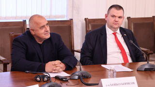 Как Машината създаде фон, на който Борисов и Пеевски да се "самонастанят в ролята на спасители"