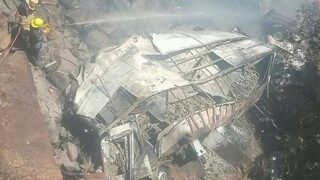 Автобус падна от мост в Южна Африка, 45 души са загинали