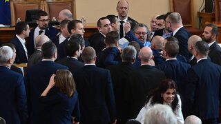 Обиди от трибуната прераснаха в сблъсъци насред кулоарите на Народното събрание