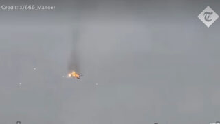 Кадри показват как руски изтребител СУ-35, обхванат от пламъци, се разбива в морето край <span class="highlight">Севастопол</span>