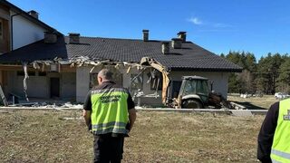 Започна събарянето на незаконните сгради на Румен Гайтански-Вълка край яз. "Искър"