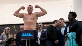 Снимка на деня: Кубрат <span class="highlight">Пулев</span> лице в лице с опонента си преди мача в София
