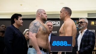 Снимка на деня: Кубрат <span class="highlight">Пулев</span> лице в лице с опонента си преди мача в София