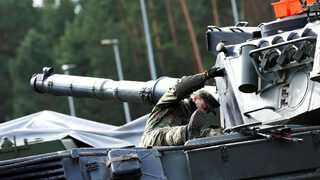 Франция изпраща <span class="highlight">бронетранспортьори</span> и ракети на Украйна