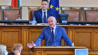 Парламентът ще заседава извънредно, за да уреди проблема с несъвместимостта на служебния премиер