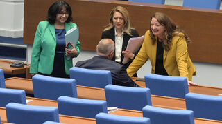 Парламентът промени три закона заради назначаването на служебен премиер (видео)
