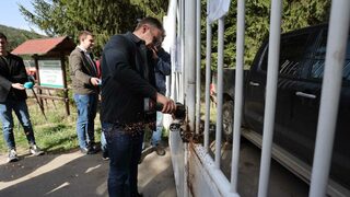Столичната община с флекс продължи събарянето на незаконния хотел край язовир "Искър"