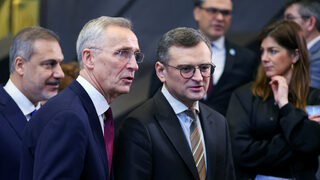 НАТО даде на Украйна торта и обещание да търси още ПВО системи