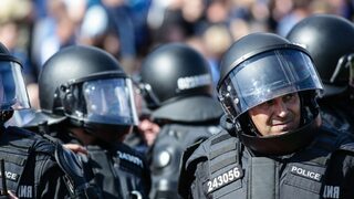Четирима полицаи са пострадали по време на футболния мач "Левски" - ЦСКА