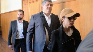 Съдът отхвърли искане за отвод и отложи мярката на шефката на митниците