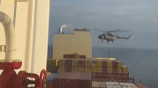 Видео показва как Революционната гвардия на Иран превзема кораб в Ормузкия проток