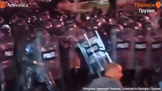 Грузинската полиция използва палки и газ, за да разгони протест срещу закона за чуждестранните агенти (видео)