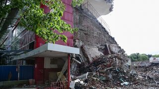 Снимка на деня: Разрушаването на козирката на <span class="highlight">стадион</span> "<span class="highlight">Българска</span> <span class="highlight">армия</span>"