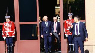 "Продължаваме комуникацията": външният и земеделският министър остават засега