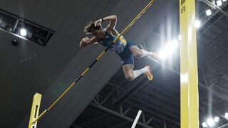 Снимка на деня: <span class="highlight">Арманд</span> <span class="highlight">Дуплантис</span> и поредния му световен рекорд в овчарския скок