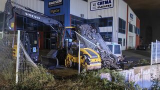 Мъж е в болница, след като колата му изхвърча от околовръстното и се заби в багер