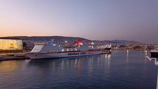 Гърция е парализирана от стачка, до утре няма да се движат и фериботите