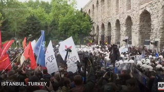 Сблъсъци в Истанбул между протестиращи и полиция в Деня на труда (видео)