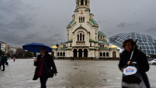 Остава облачно и студено, в Западна и Централна България ще вали, на места - сняг