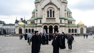 Близо половината българи имат доверие на църквата