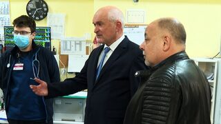 На фона на случая "Мама и аз" премиерът обеща решаване на проблемите на педиатричната болница в София