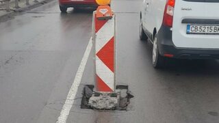 Седем автомобила спукаха гуми в пропаднала част от Дунав мост